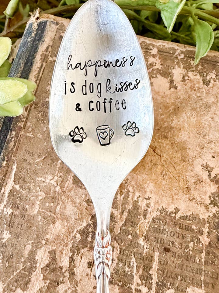 La felicidad son besos de perro y café cuchara vintage. para venta al por mayor de The Sassy Barn