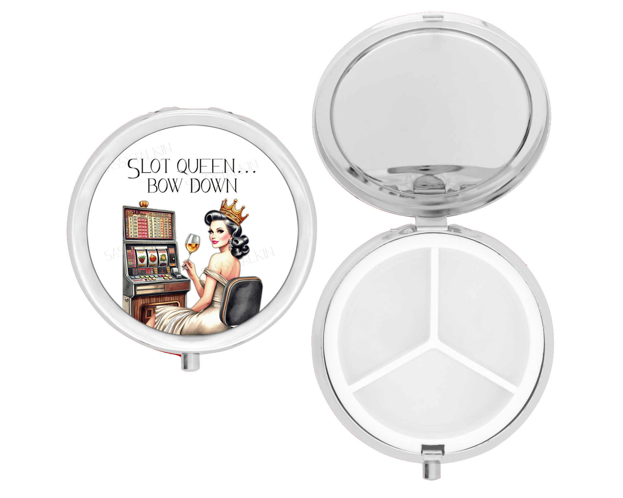 Sassy Talkin - Vente Pilulier - Organisateur de pilules pour sac à main, Slot Queen, inclinez-vous0