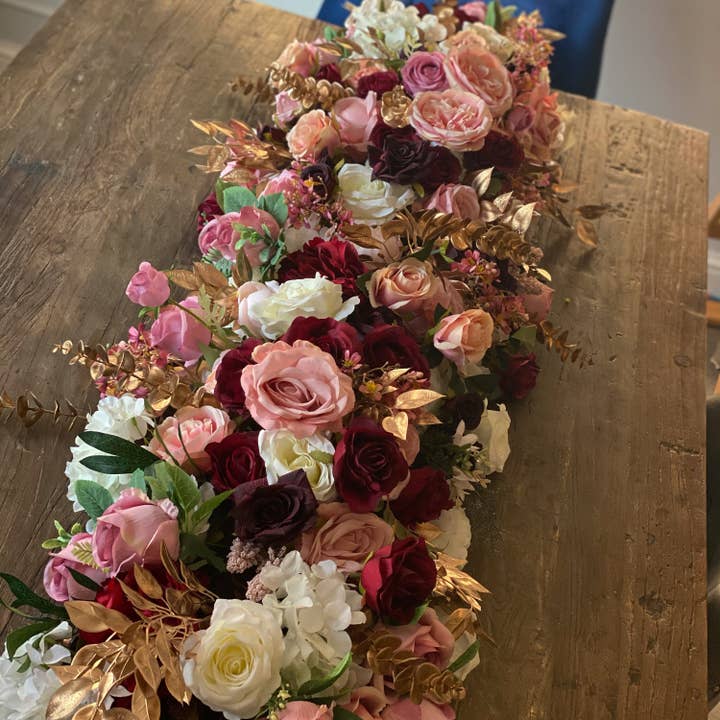 IVY CRUZ - Vendita all'ingrosso Bandierine/Ghirlande - Ghirlanda di fiori in oro e rosa, runner a fiori bordeaux, rosa