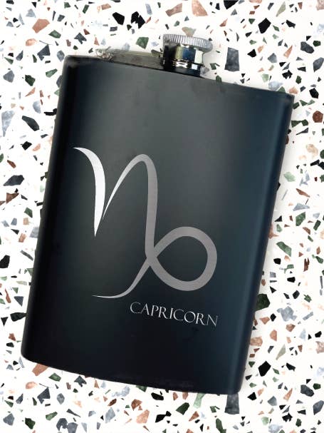 Fiaschetta nera da 8 once in acciaio inossidabile con incisione del Capricorno con segno zodiacale per la vendita all'ingrosso da parte di Three Witches Tea Shop