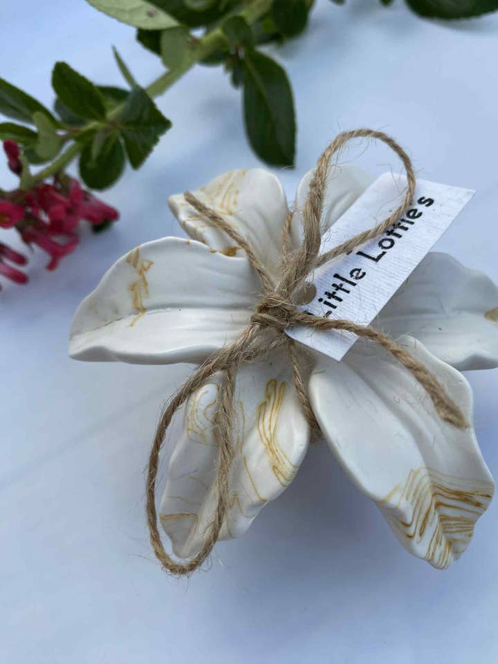 Lilienblüten-Räucherstäbchenhalter für den Großhandel von Little Lottie’s