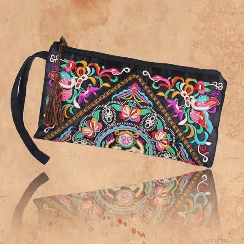 Magnifique Hearts - Vente Pochette – femme - Grande pochette zippée brodée pour femme - porte-monnaie et étui téléphone5