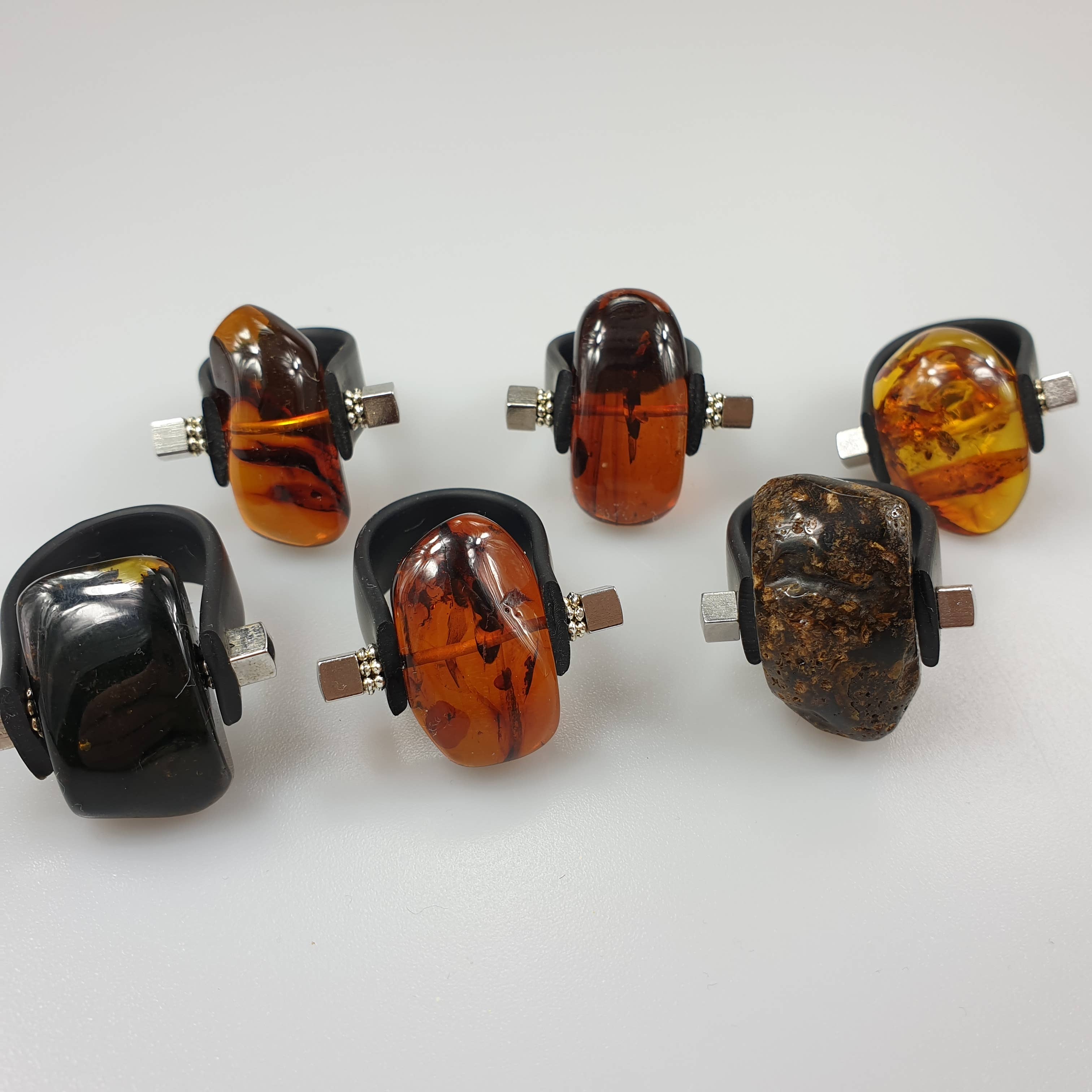 AmberLithuania - Vendita all'ingrosso Anelli cocktail/statement - Anello in ambra regolabile unisex con cristallo10