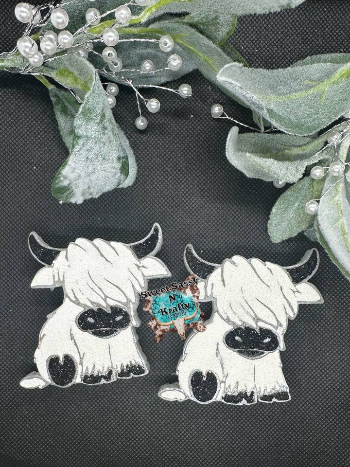 Siddende Sideways Hvid & Sort Highland Cow Car freshie for engroshandel hos Sweet Sassy N Krafty LLC