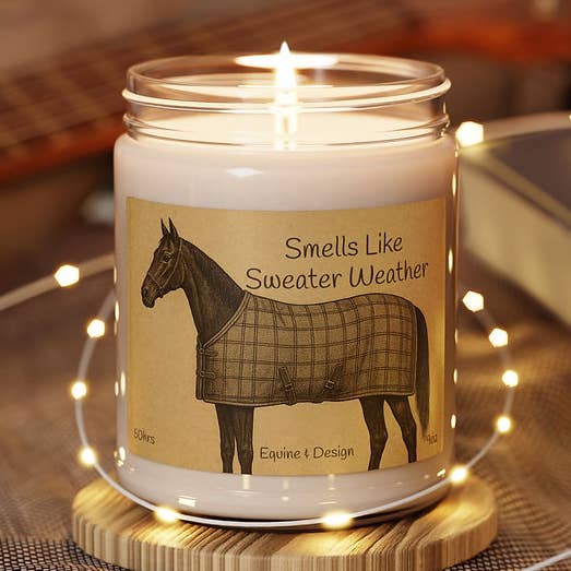Vela de soja con aroma a "Huele a clima de suéter" — Tarro perfumado de 9 oz para venta al por mayor de Equine & Design, LLC