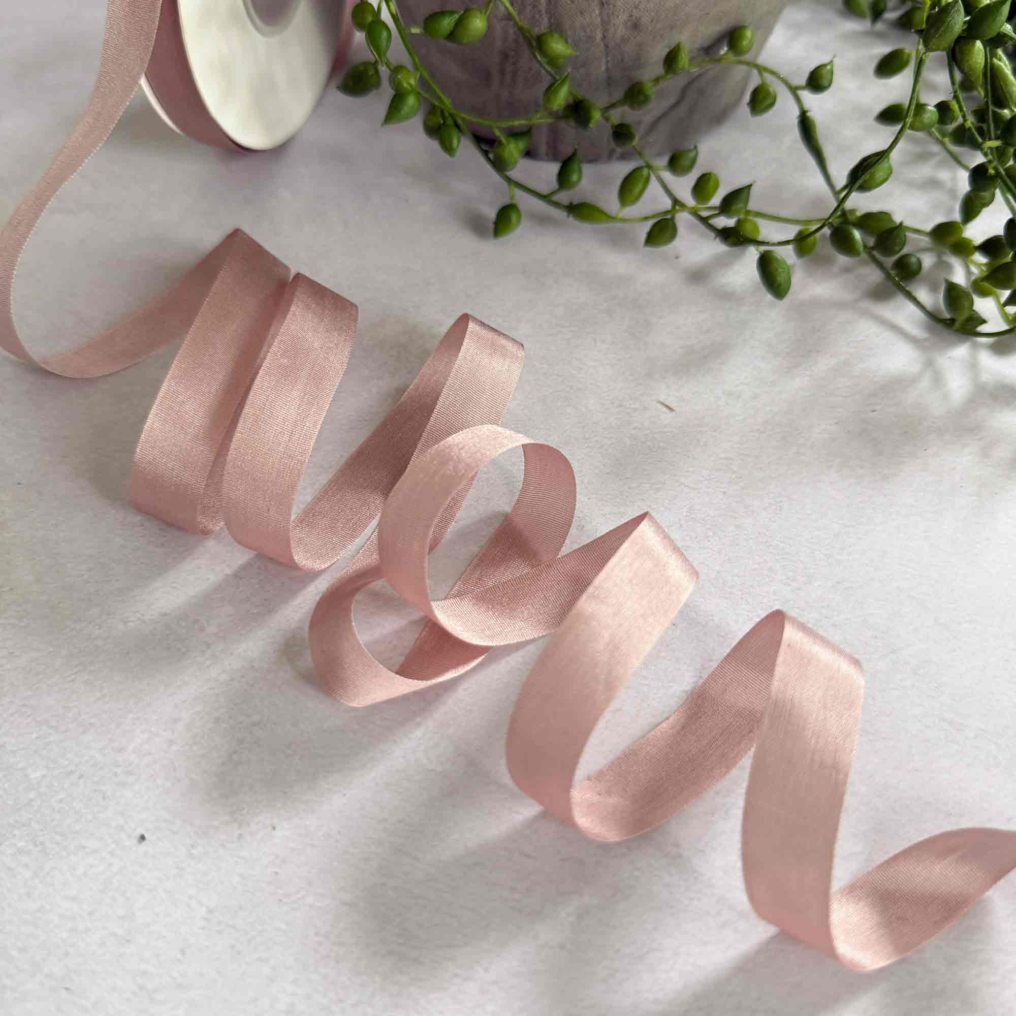 The Natural Paper Company - Vendita all'ingrosso Nastri - Confezione regalo - Nastro in seta a bordo chiuso in rosa cipria - 13 mm0