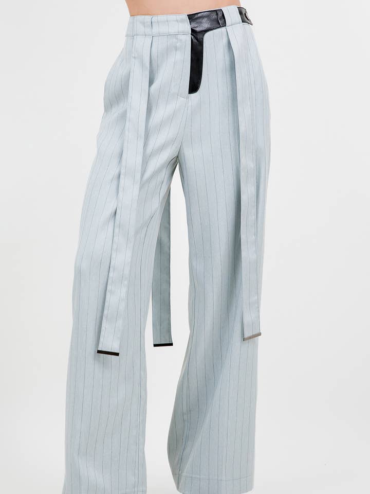 PINSTRIPE PU COMBINATIEBROEK MET BANDDETAILS-LICHTBLAUW/ZWART voor wholesale door Whiteroom+Cactus