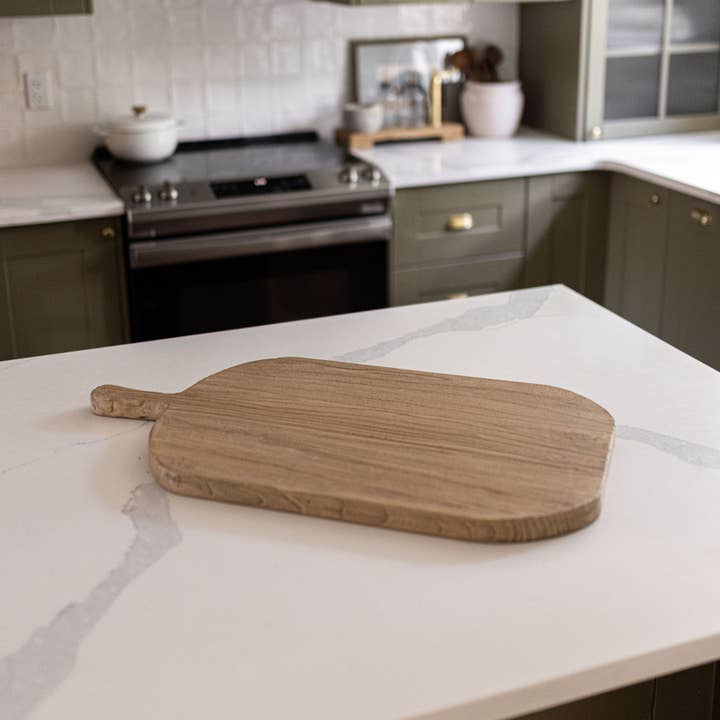 Planche à découper vintage en bois d'orme récupéré pour la vente par Luxe B Co Canada