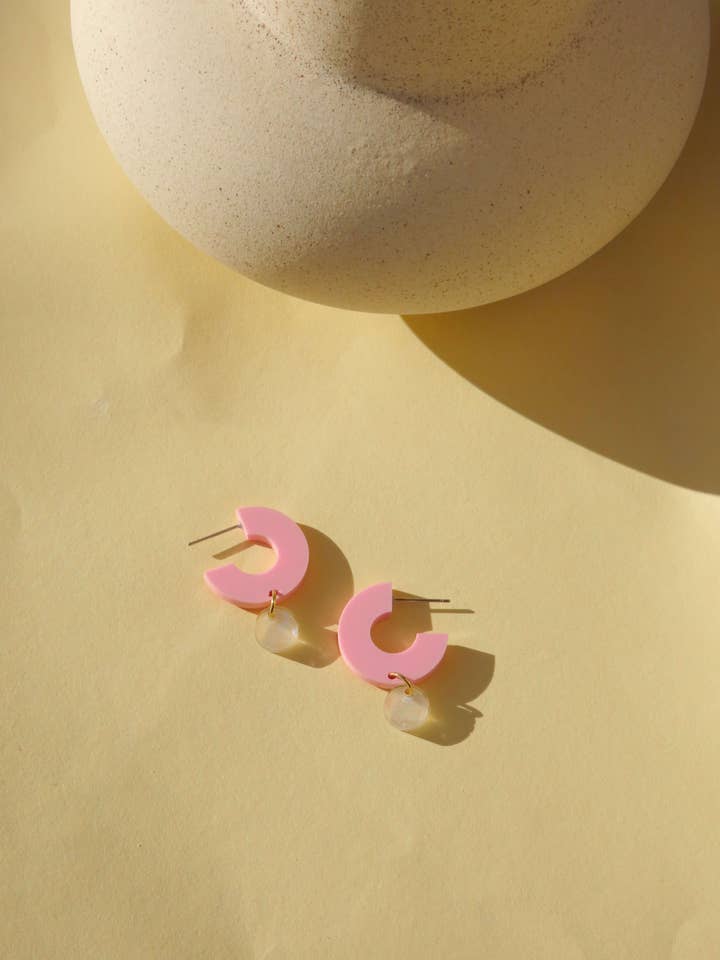 Creoles Silva made of acrylic and stainless steel in pink and pearl white for wholesale by Niemalsmehrohne