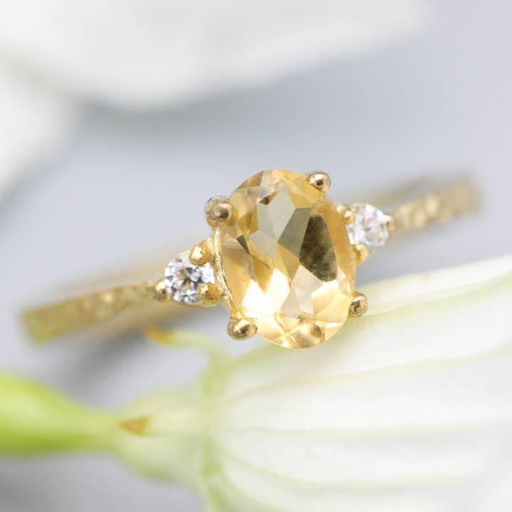 Ovaler Citrinring mit Diamanten in 14k Goldband für den Großhandel von Metal Studio Jewelry