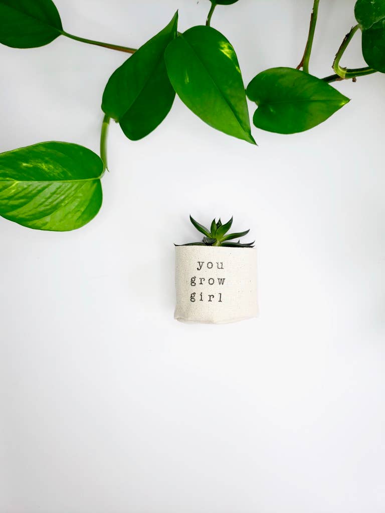Leaf and Root Co. - Venta al por mayor Macetas - Cubierta de maceta de lona de 2" con mensaje «You Grow Girl»1