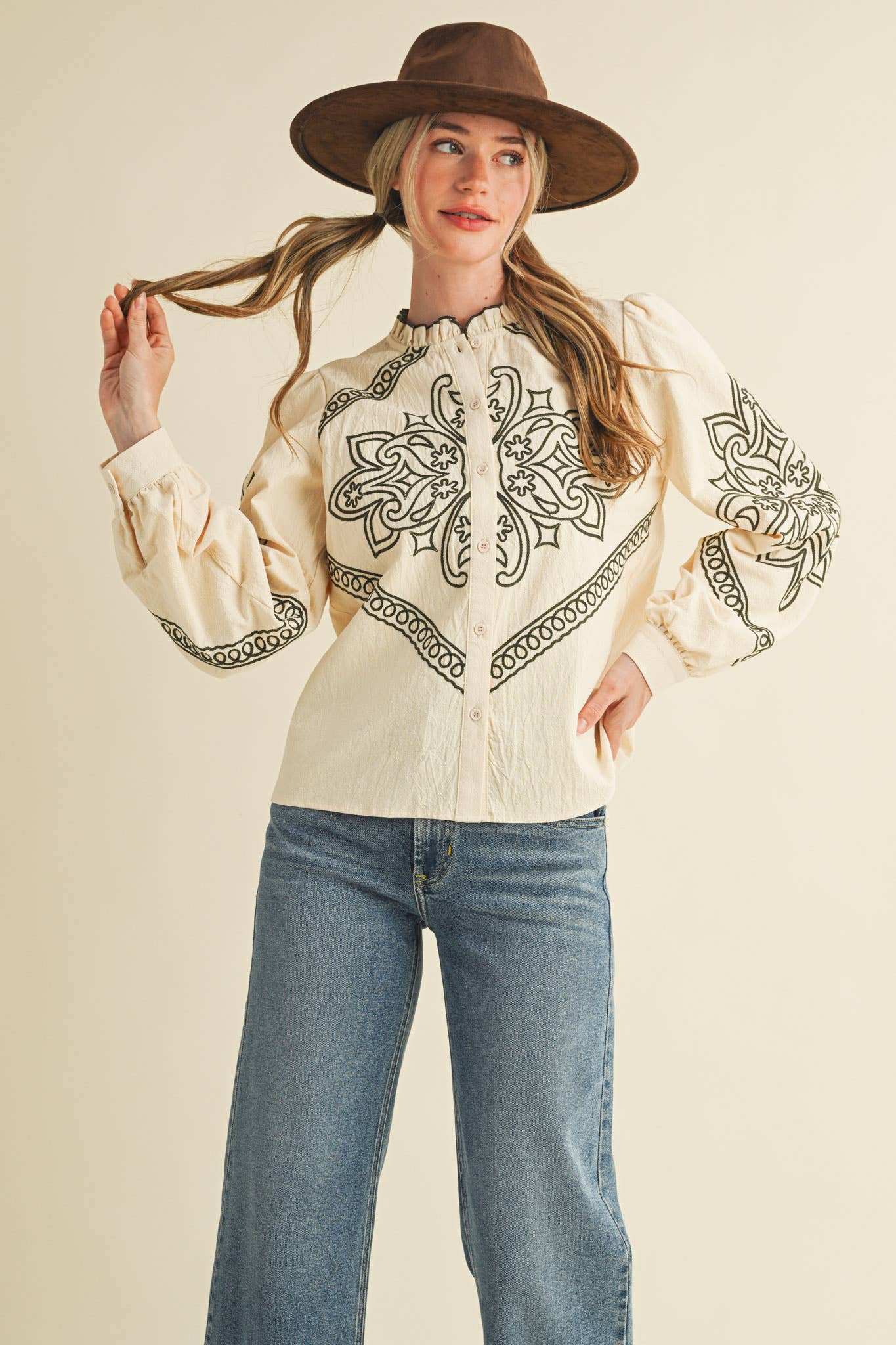 &MERCI – Engroshandel Skjorte med buttondown – til kvinder – BRODERET MOCK NECK KNAPPEBLUSE MTP333651