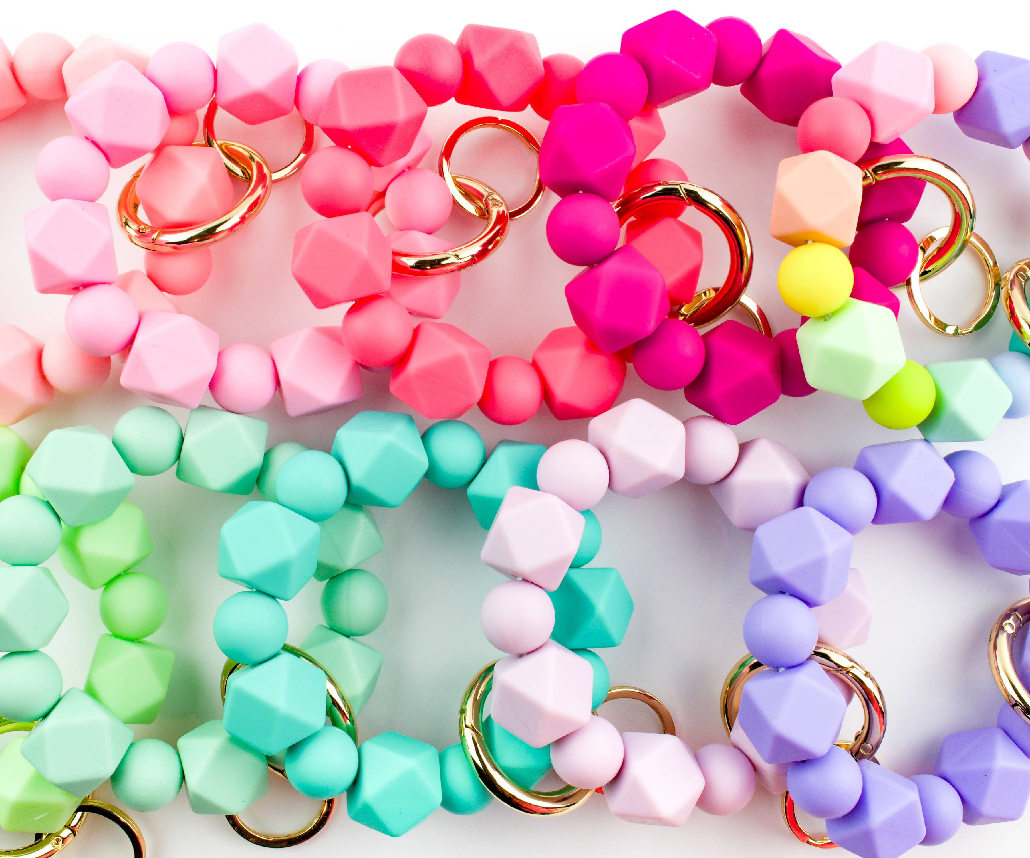 Cleary Lane – Großhandel Schlüsselanhänger-Armbänder – Perlenarmband und Schlüsselanhänger aus sechseckigem Silikon | Hot Pink2