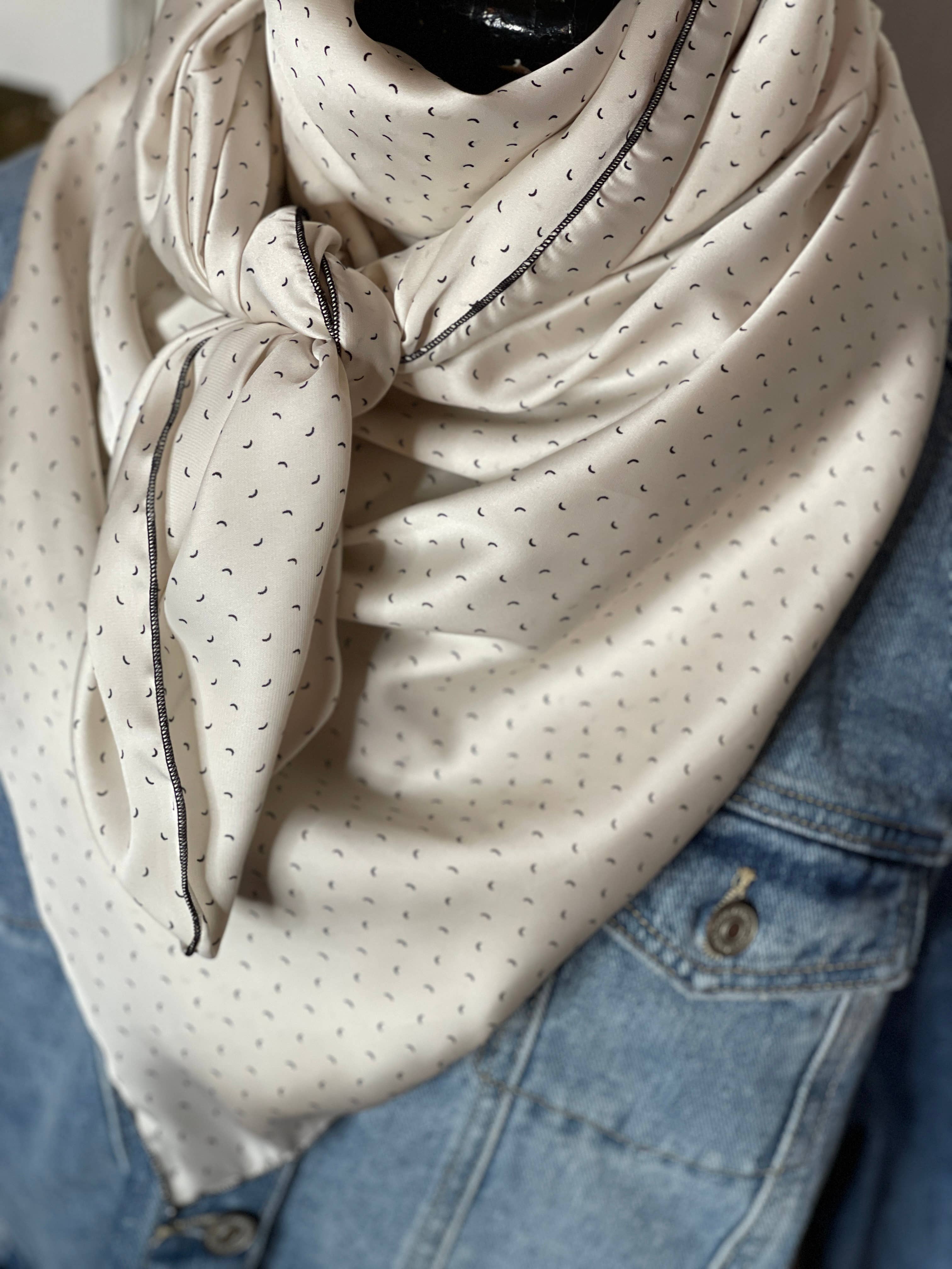 Rainyday Homemade – Cachecol - Mulher por atacado – Branco com Black Swoosh Wild Rag | Wild Rag | Ranch Life2