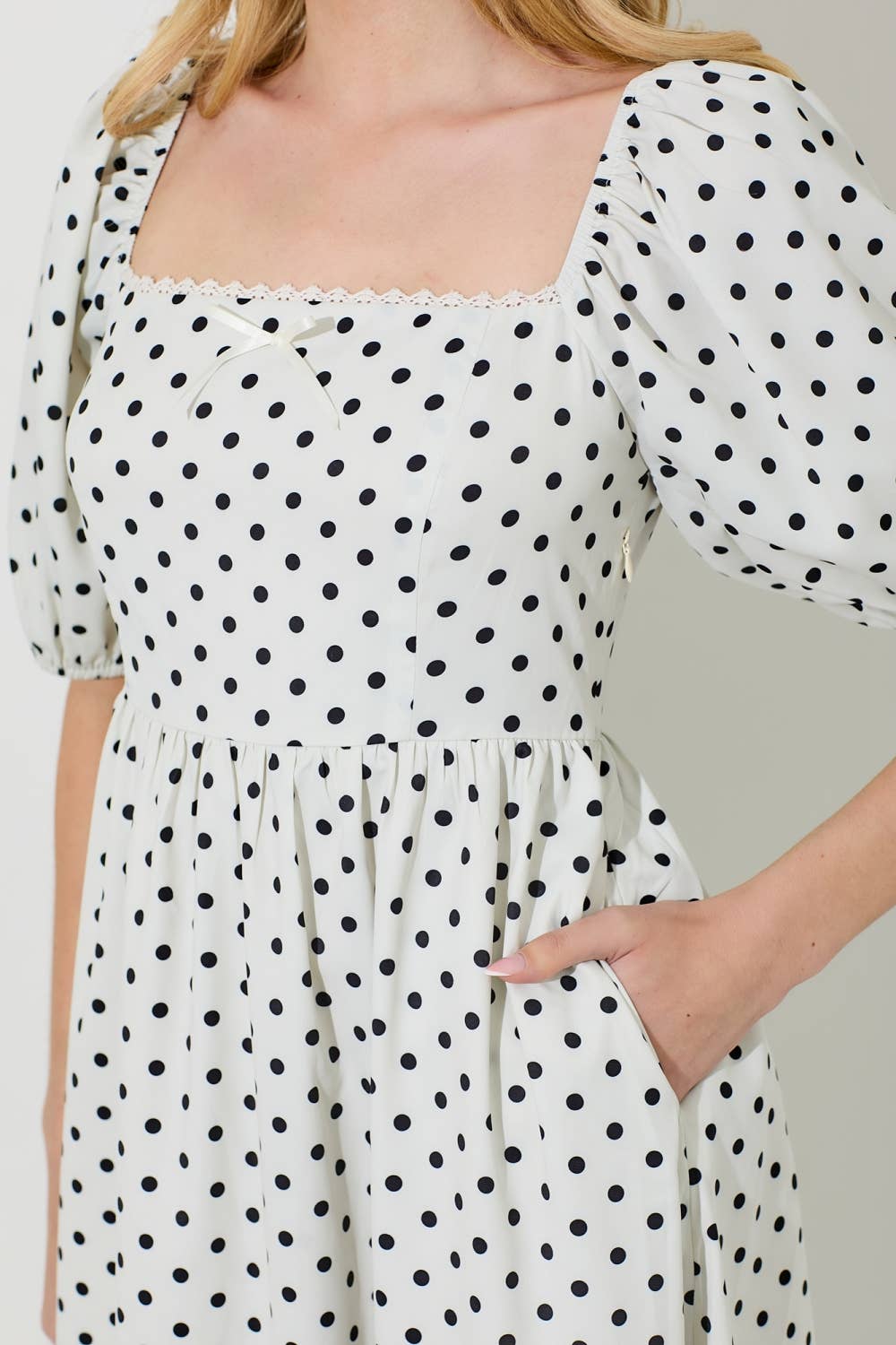 CRÈME/NOIR ROBE MIDI À ENCOLURE CARRÉE À POIS en vente sur Faire3