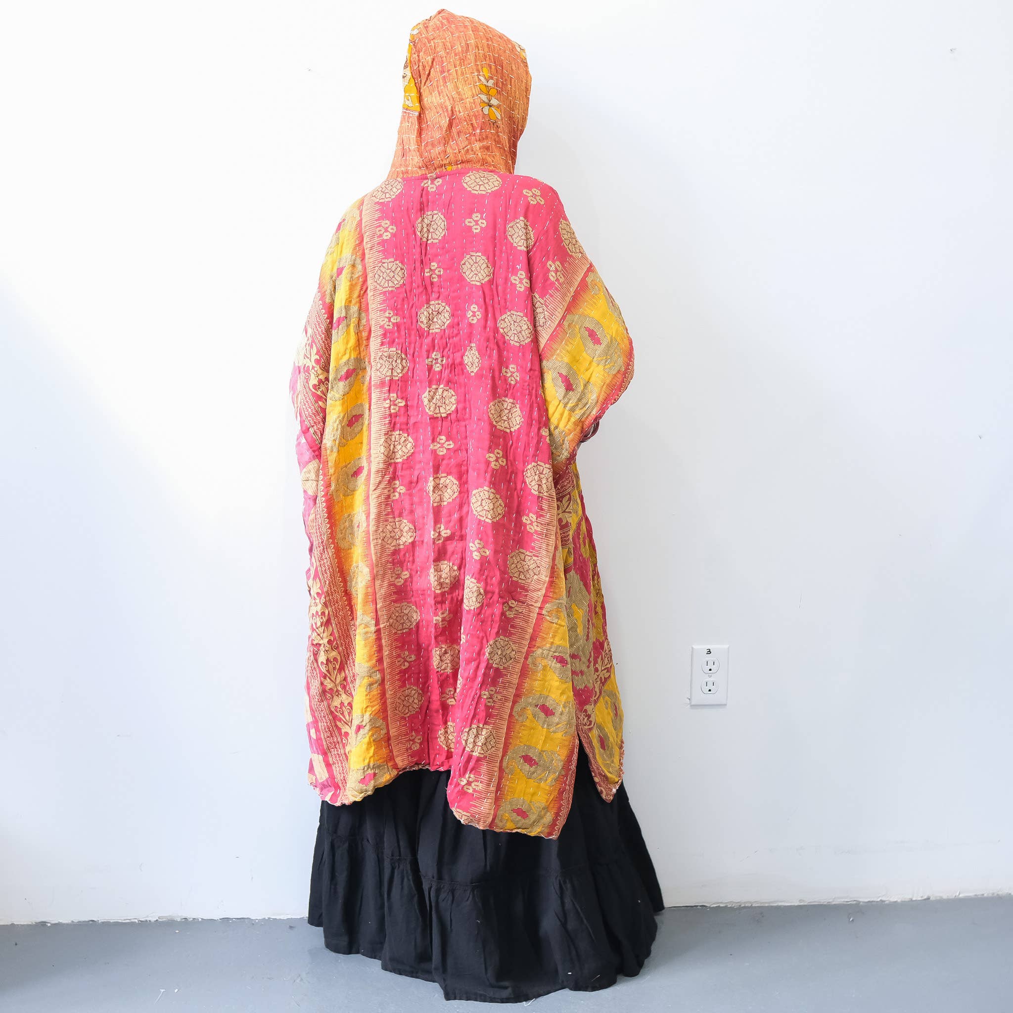 Karma Nepal Crafts – Engroshandel Poncho - Dame – Håndlavet Kantha Vendbar Poncho med Hætte12