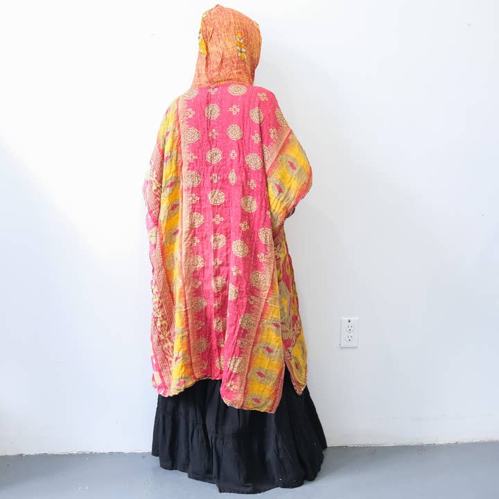 Karma Nepal Crafts – Engroshandel Poncho - Dame – Håndlavet Kantha Vendbar Poncho med Hætte12