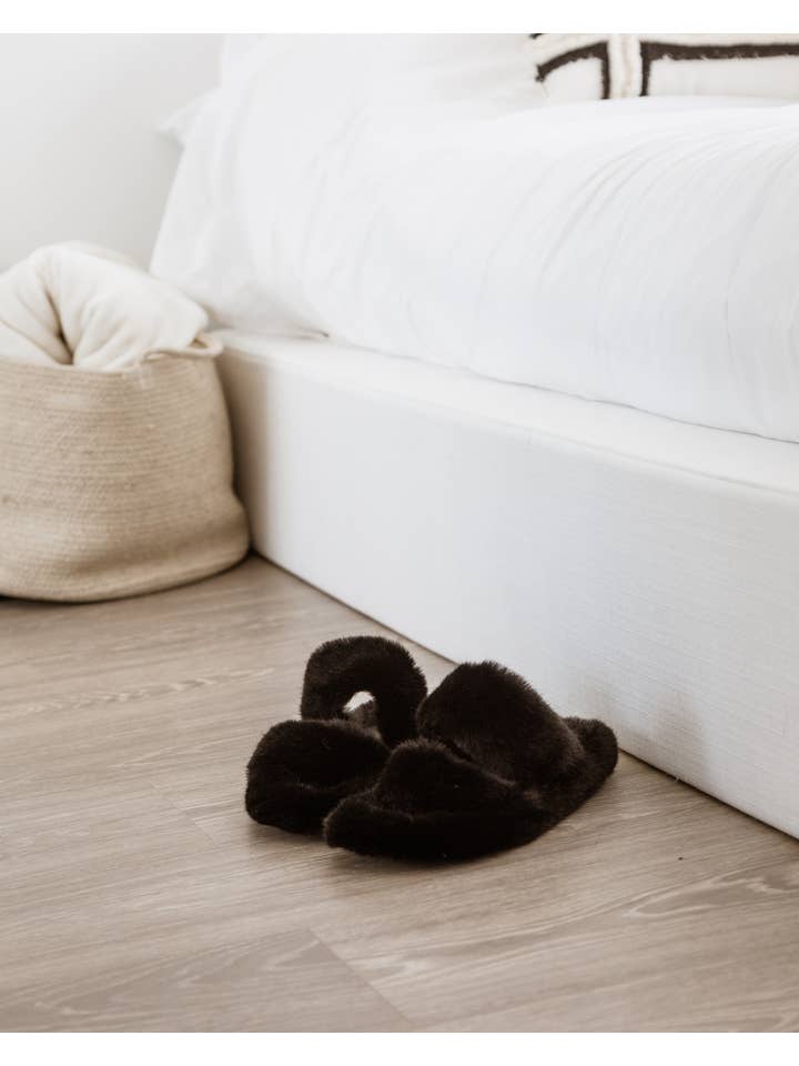 Aira - Wholesale Slippers - Women's - Cozy Fluffy Slippers Black2