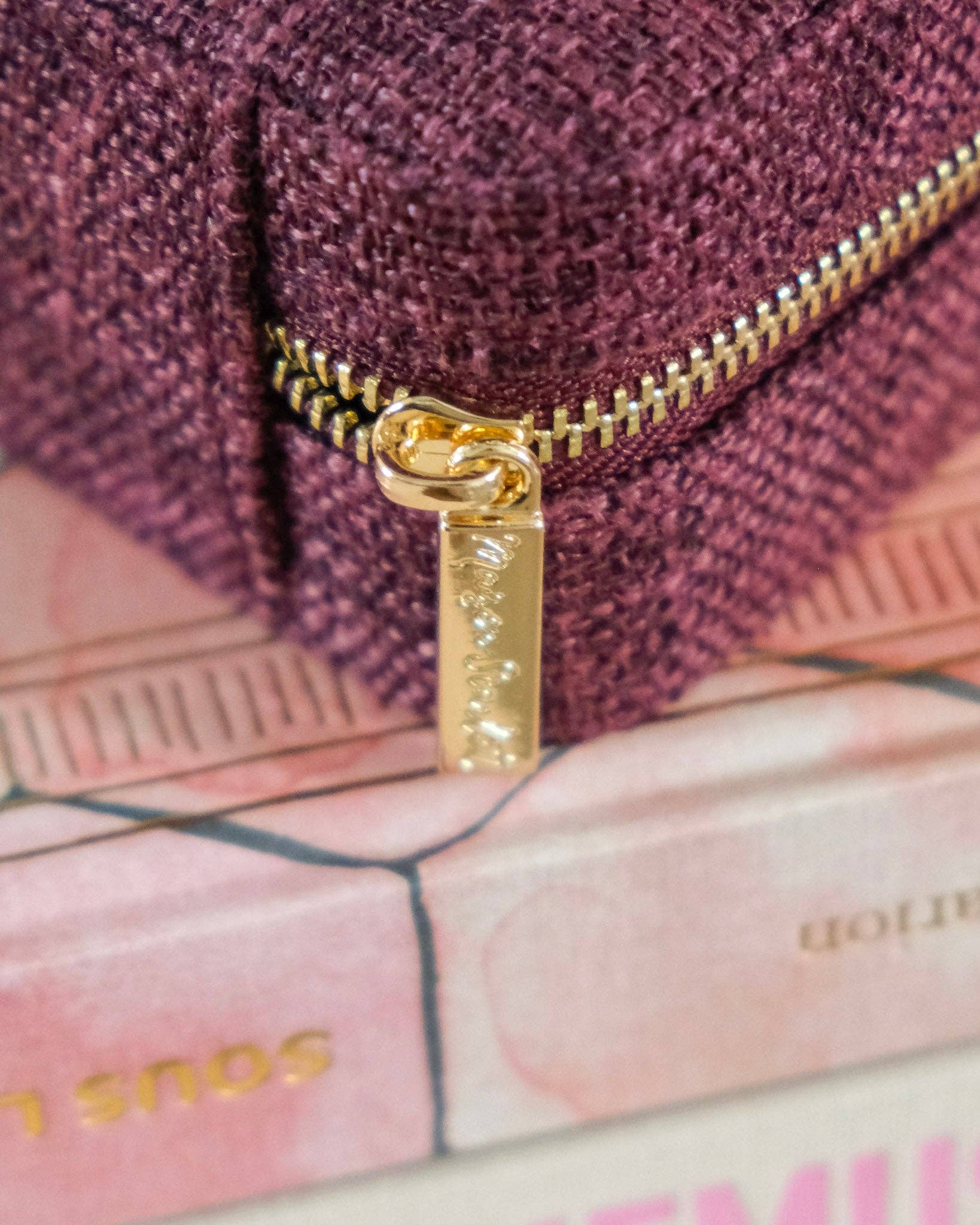 Maison Scarlett - Wholesale Jewelry Box/Organizer - Corinne linen travel jewelry box11