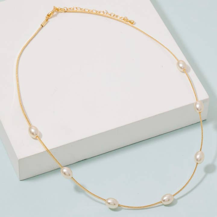 Collana a catena con perle stazione placcate in oro e perle. per la vendita all'ingrosso da parte di The Looks by Fame Accessories