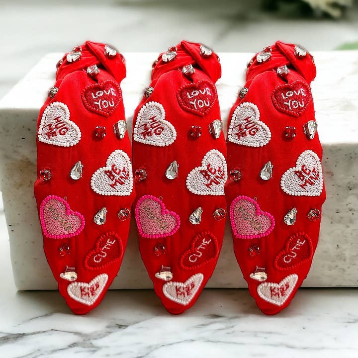 Rosa hjärtans dag pärlband med konversationshjärta för wholesale av Social Grace & Company