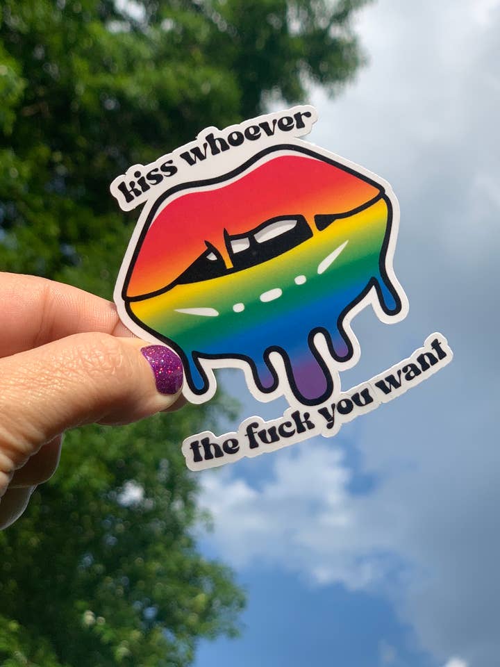 Pegatina Pride Rainbow Dripping Lips, con forma de beso a quien quieras para venta al por mayor de Peach Tree Design Shop