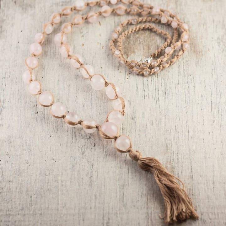 collier satya-quartz rose pour la vente par Wild Abandon Jewelry
