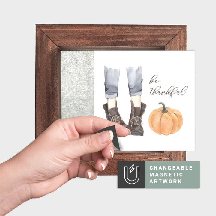 Insert décor saisonnier magnétique pour panneau interchangeable (Mini) : Bottes et citrouille "Soyez reconnaissant" | Action de grâce / Automne | Panneau magnétique vierge vendu séparément pour la vente par Simpler Seasons Decor