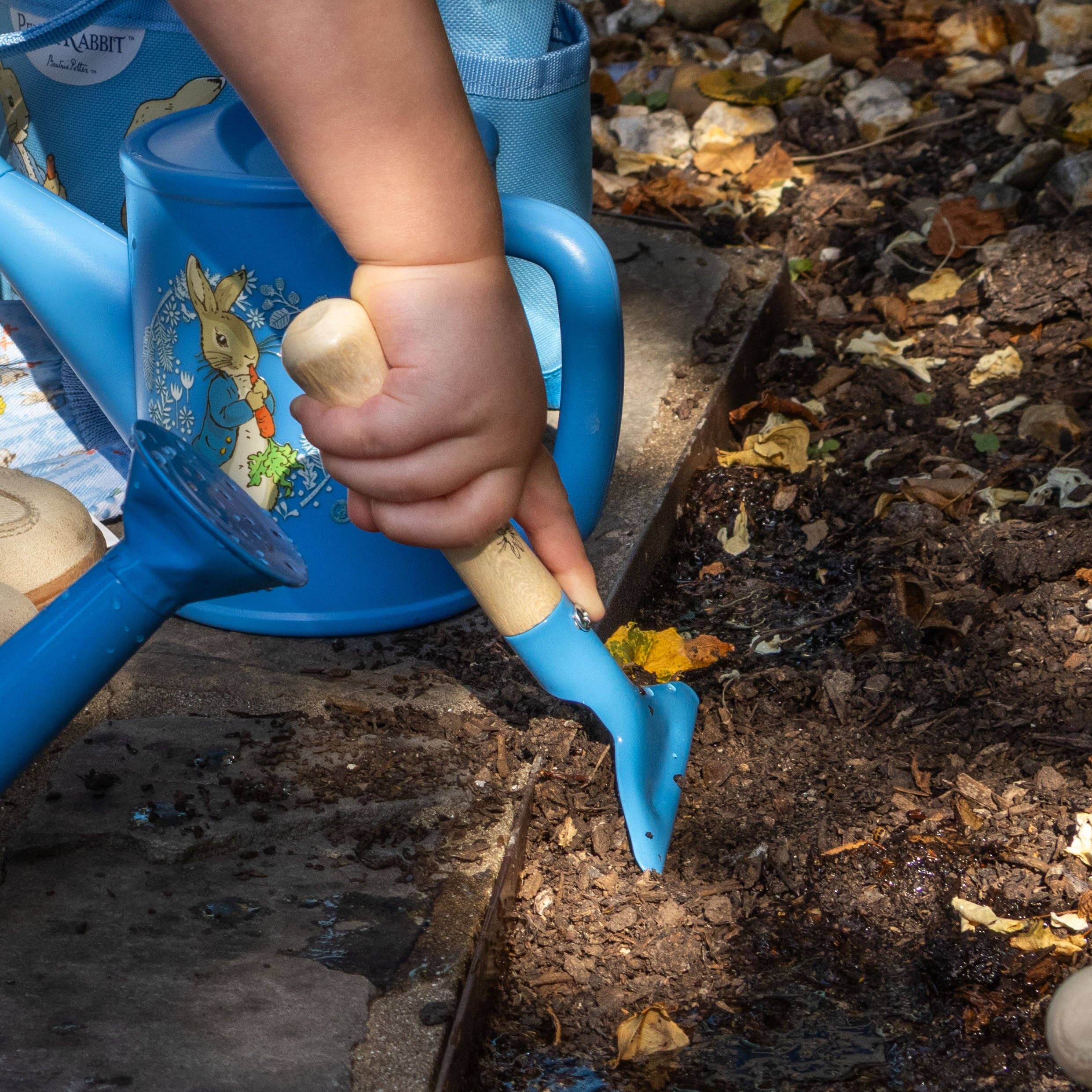 Robert Frederick Ltd – wholesale Leksaksset - Barn – Peter Rabbit Barnträdgårdsverktyg – 3-delat trädgårdskit för barn med spade, kratta och liten spade2