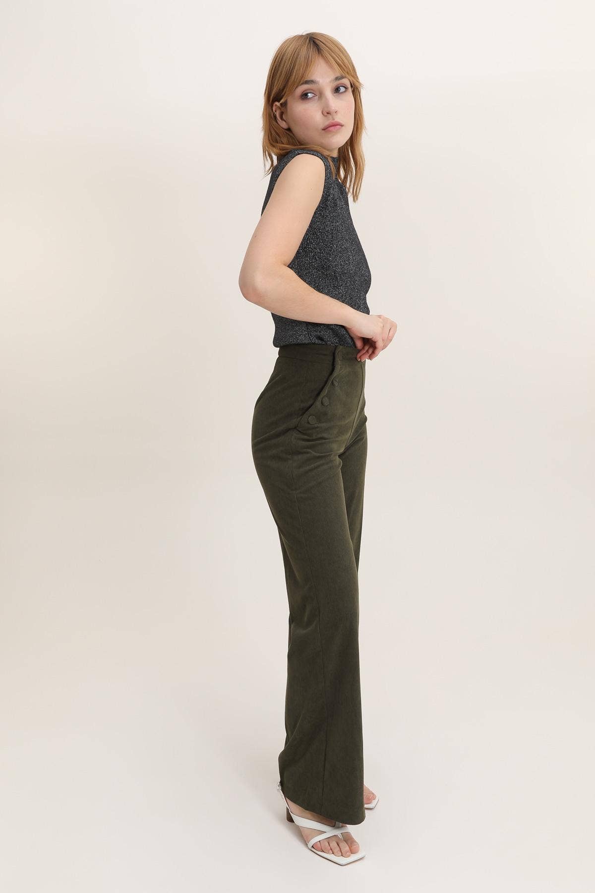 LULUMARY – Großhandel Trainings-/Jogginghose – Damen – Cordhosen P946 mit weitem Schnitt und hoher Taille5