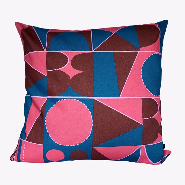 Taking Shape-kussen, wijn, roze+blauw voor wholesale door Sharon Jane Studio