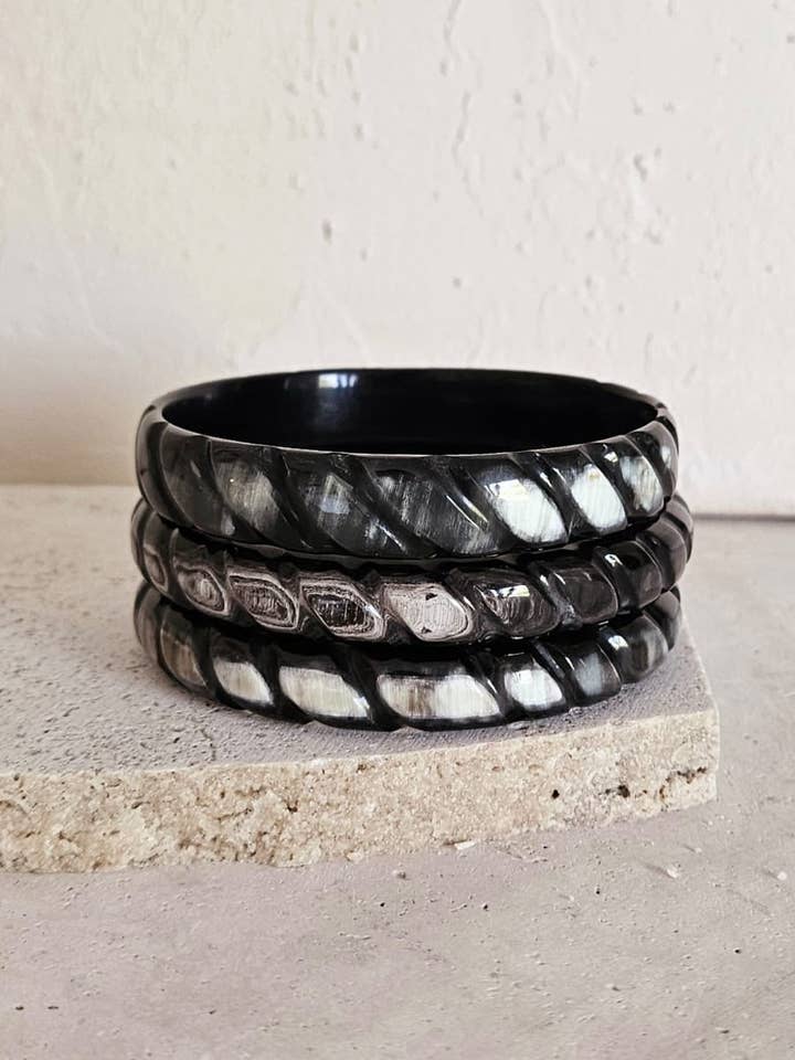 Horn Bangle Bracelet - 1 cm - Carved - Natural Black for wholesale by Le Coin Sauvage