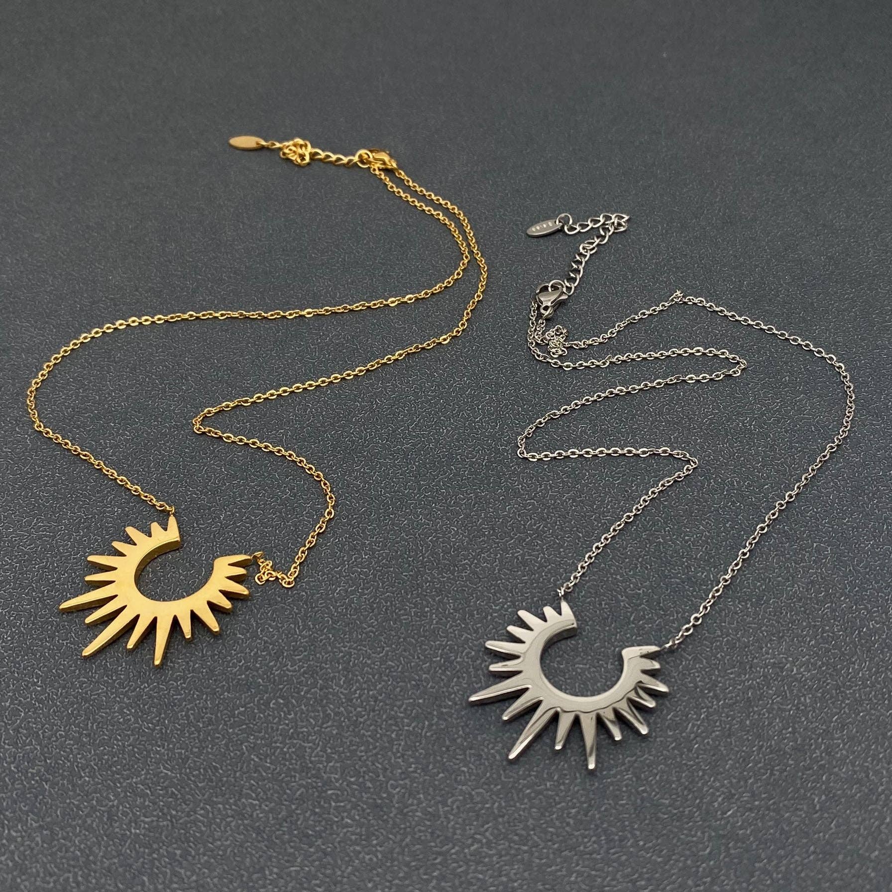 Mio Queena - Vendita all'ingrosso Collana con ciondolo/pendaglio - FGS- Collana in acciaio inossidabile placcato in oro 18 carati con ciondolo Sunburst3