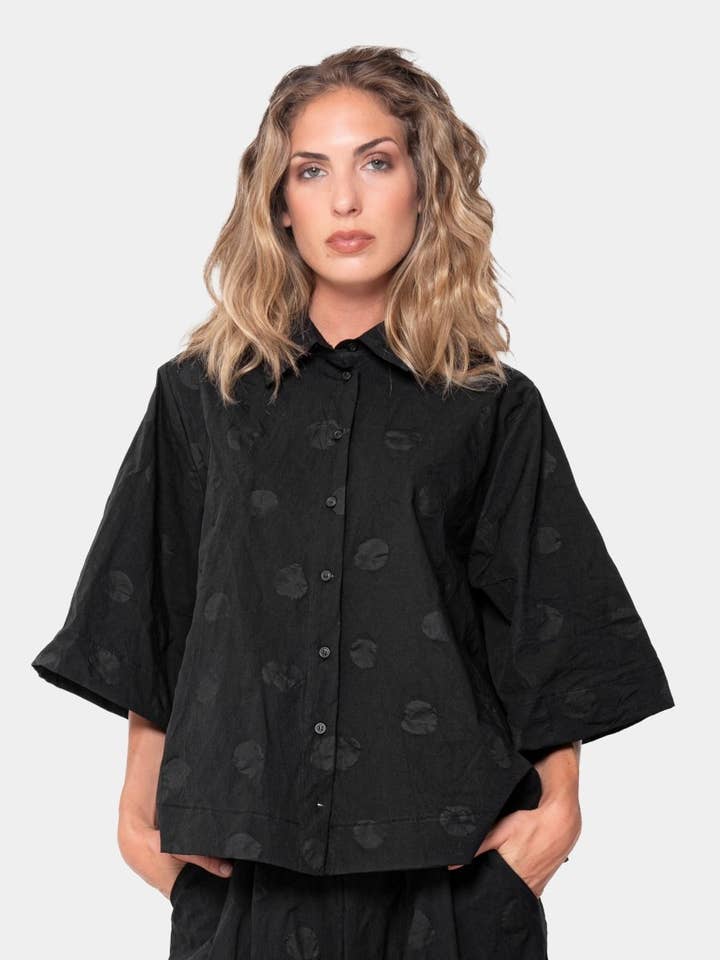 Blusa a pois con maniche a 3/4 ampie per la vendita all'ingrosso da parte di Baci & Amici Fashion - US Continental