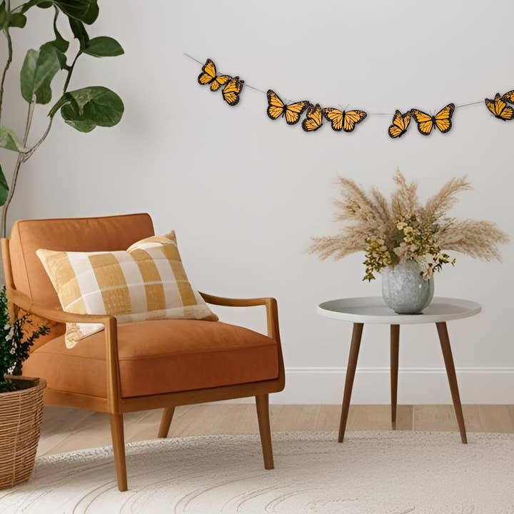 La guirlande de papillons monarques pour la vente par The Creative Garland Company