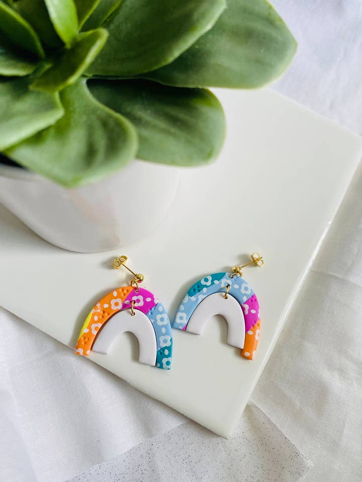 Aretes colgantes de arcilla con forma de arco, colores maravillosos, joyas ligeras, minimalistas, elegantes, pendientes hechos a mano, joyería de arcilla para venta al por mayor de Tropical Design Boutique