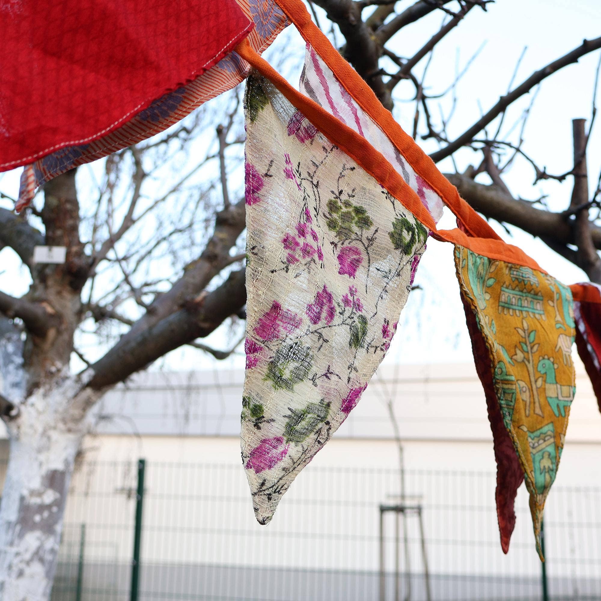 Tribal Trade GmbH – Großhandel Wimpel/Girlande – Wimpelkette Stoff bunt 10m Fahnenkette Girlande Recycling5