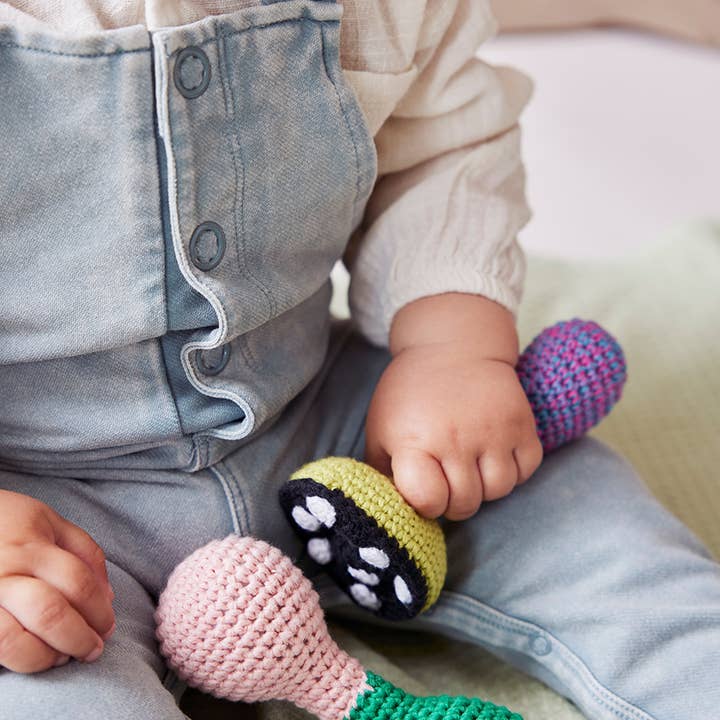 Global Affairs – Großhandel Handrassel – Baby – Crochet Hantel Rassel 3 Farben sortiert