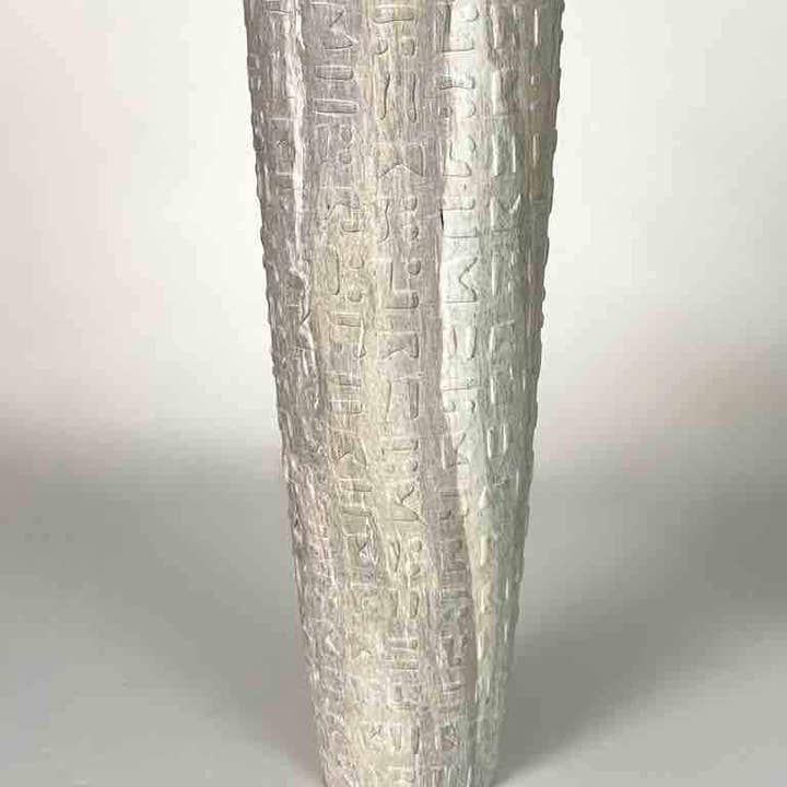 Vase sculptural vietnamien en stéatite haut évasé sculpté à la main pour la vente par The Niger Bend