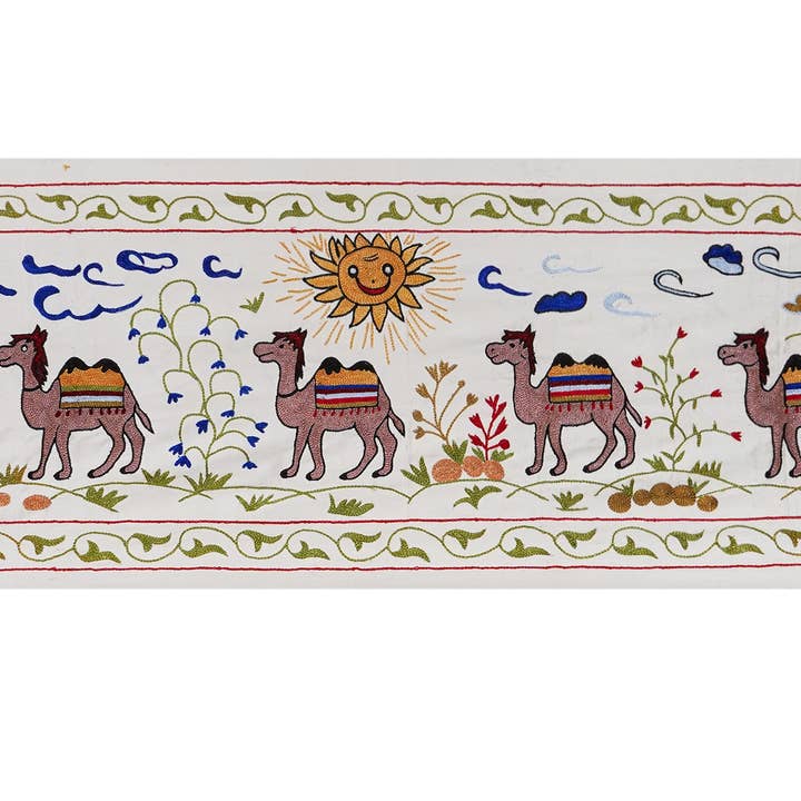 Mantel de algodón y seda uzbeko Suzani con animales, camello de Bujará para venta al por mayor de Vintage Pillows Store