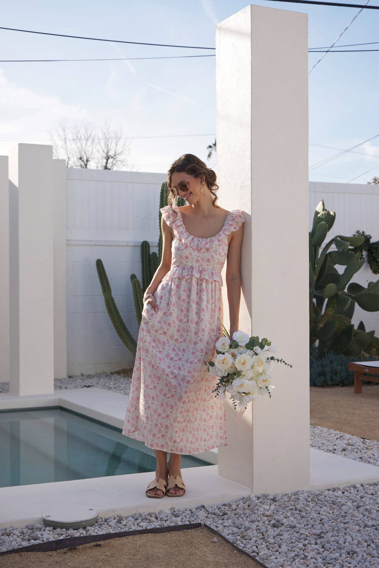 in february – Großhandel Kleid – Damen – ROMANTISCHES FLORALES MIDI-KLEID MIT SCHLITZ, RÜSCHEN UND RÜCKENBINDUNG2