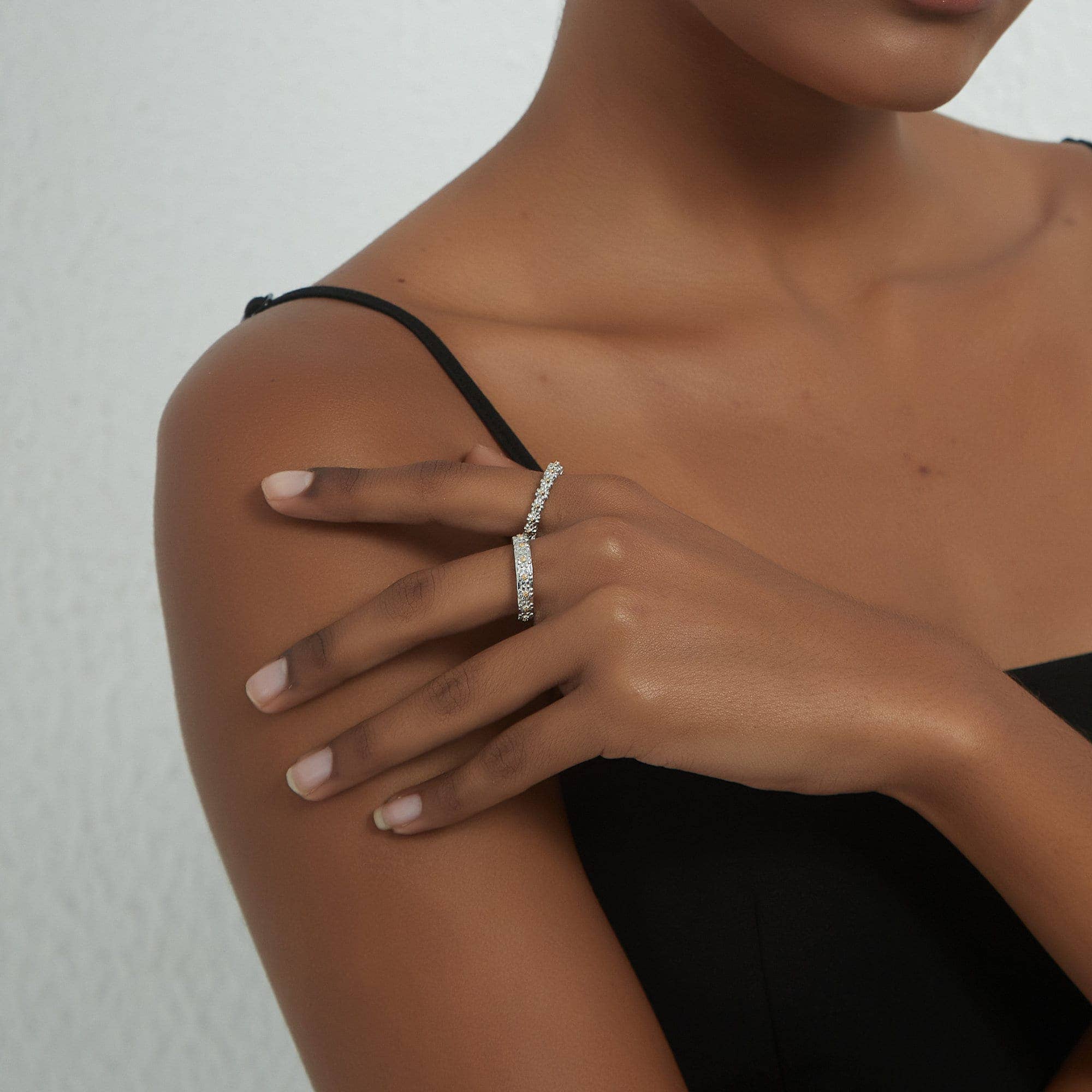 Perimade & Co. LLC - Vendita all'ingrosso Fede nuziale - Anello impilabile abbinato a fiore di margherita in argento sterling 9255