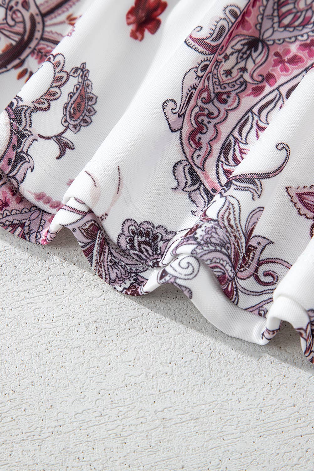 Vit Vit vintage paisley mock neck t-shirt för wholesale på Faire3