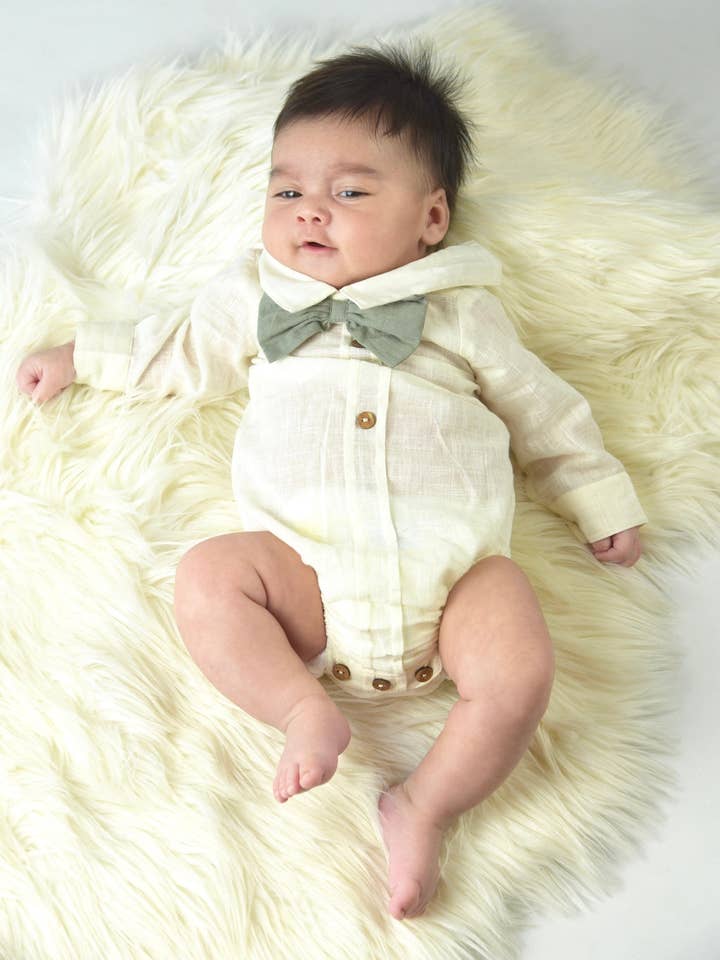 Drenge Baby Skjorte-Style Bodystocking med Sløjfe - Elfenben for engroshandel hos Yo Baby