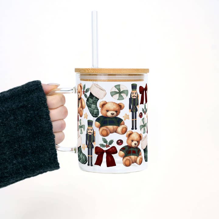 Rutig Teddy Jul Klar Glas Mugg med Lock & Sugrör för wholesale av Sip-Sip Hooray!
