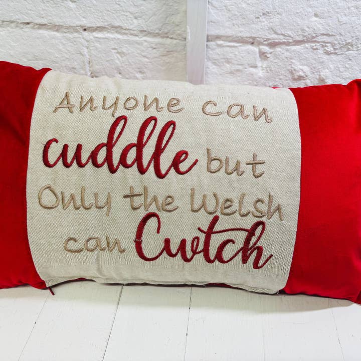 Velours rouge Tout le monde peut câliner mais seuls les Gallois peuvent Cwtch Coussin pour la vente par Lizzie Dixon Designs