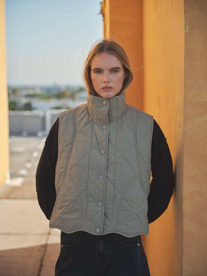 Aaron & Amber - Wholesale Outerwear Vest - Women's - MAJ2990 WAVE HEM QUILTED VEST