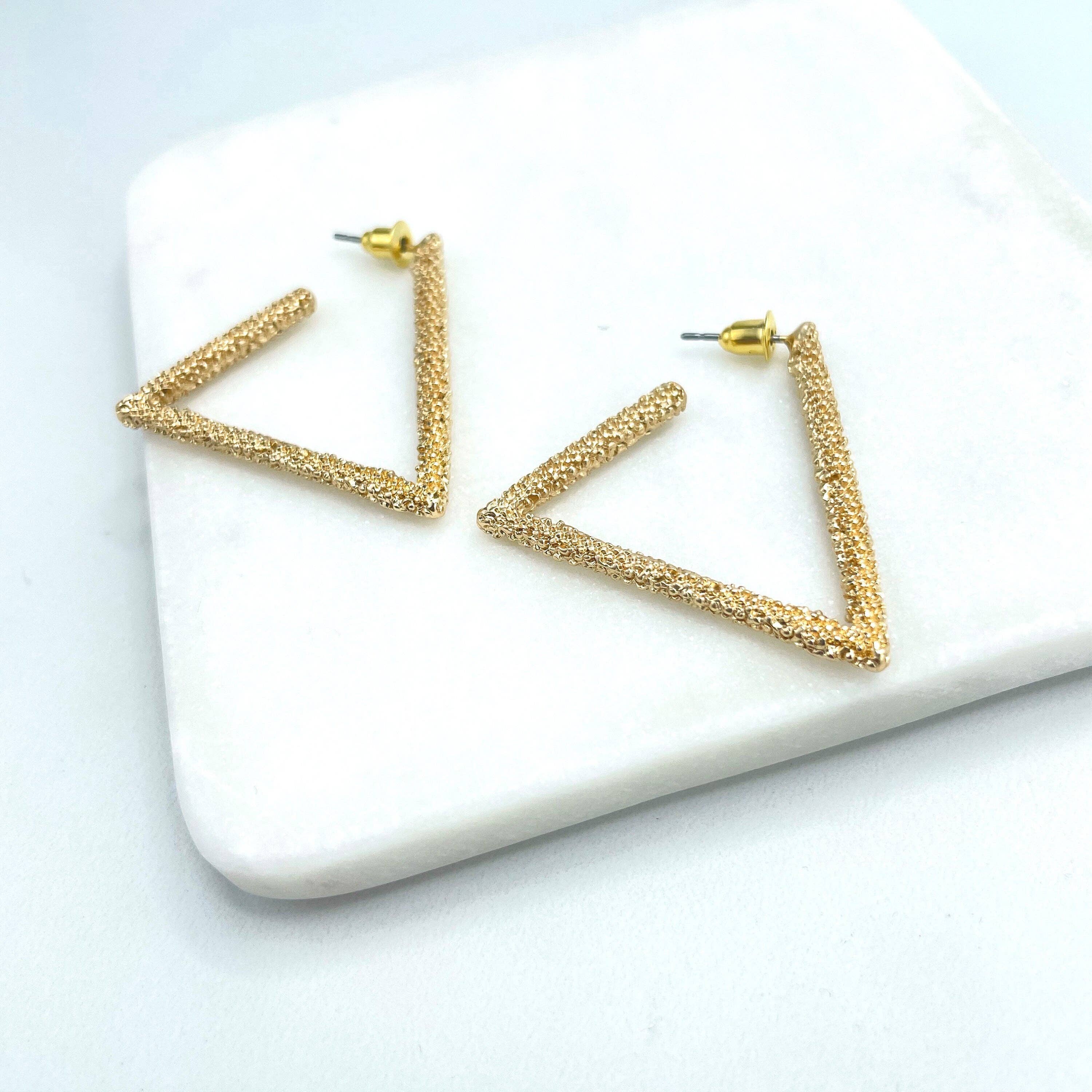 DIJU Jewelry - Vendita all'ingrosso Orecchini a cerchio - Orecchini a forma di triangolo testurizzato C-Hoops riempiti in oro 18k, orecchini moderni minimalisti, forniture per la creazione di gioielli all'ingrosso1