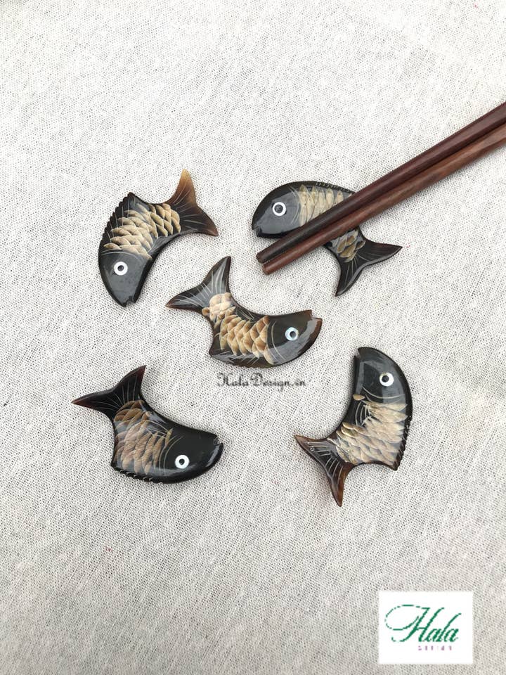 Udsalg: Fish Chopstick Rest, Buffalo Horn spisepind for engroshandel hos Hala Design