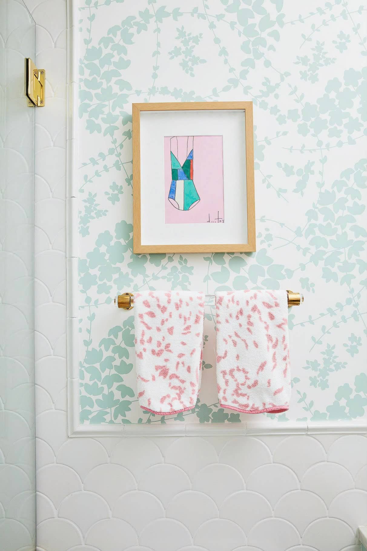 LuxHoldups - Wholesale Towel Holder/Hanger - Brass Lucite Retro Towel Bar with Hardware for Bathroom8